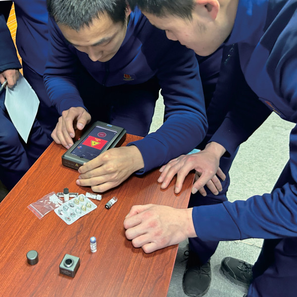 應(yīng)急管理裝備-手持式危險(xiǎn)化學(xué)品防爆拉曼光譜儀